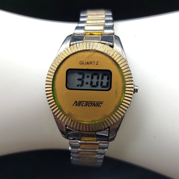 Vintage Nelsonic LCD Digital Ladies Watch Gold Tone Quartz Works - Picture 1 of 6
